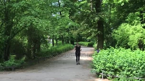 폴란드 브로츠와프의 도시에서의 공공 공원에서 레크레이션 시간 — 비디오