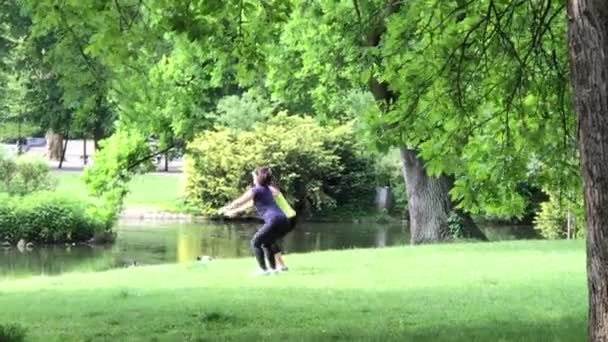 Tiempo libre en el parque público en Polonia en la ciudad de Wroclaw — Vídeos de Stock