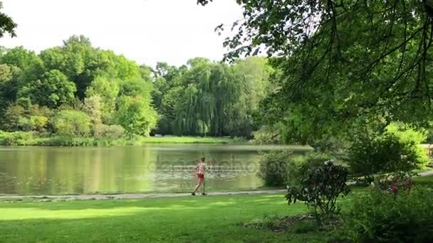 Recreatie tijd in het openbare park in Polen in de stad Wroclaw — Stockvideo