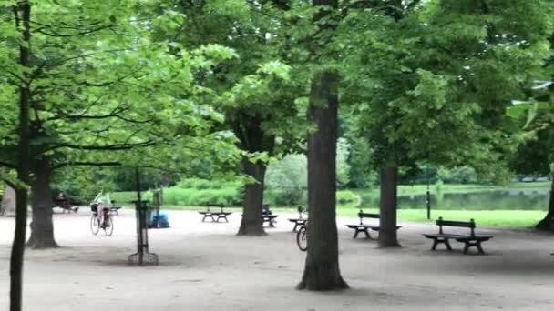 Tiempo libre en el parque público en Polonia en la ciudad de Wroclaw — Vídeos de Stock