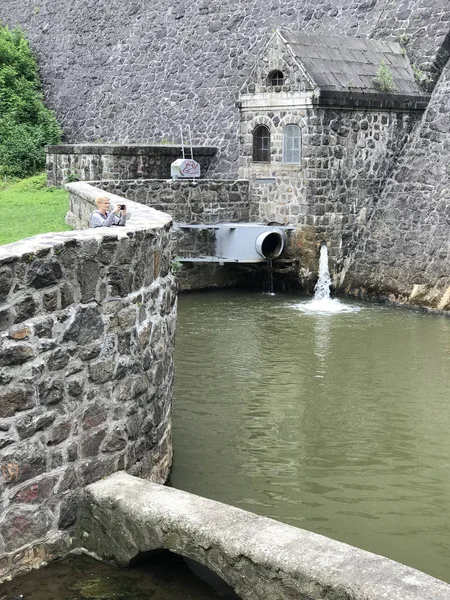 Presa histórica alemana en el lago Bystryckie en el suroeste de Polonia — Foto de Stock