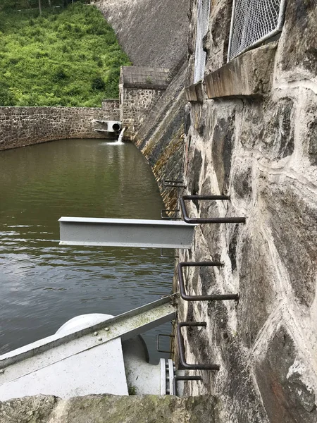 Historischer deutscher Damm am Bystryckie-See in Südwestpolen — Stockfoto
