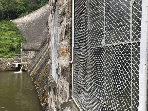 Presa histórica alemana en el lago Bystryckie en el suroeste de Polonia — Foto de Stock