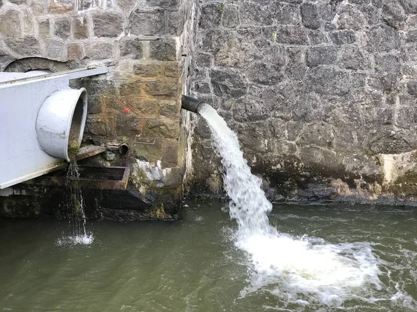 Presa histórica alemana en el lago Bystryckie en el suroeste de Polonia — Foto de Stock