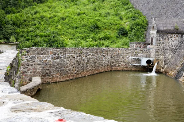 Storica diga tedesca sul lago Bystryckie nel sud-ovest della Polonia — Foto Stock