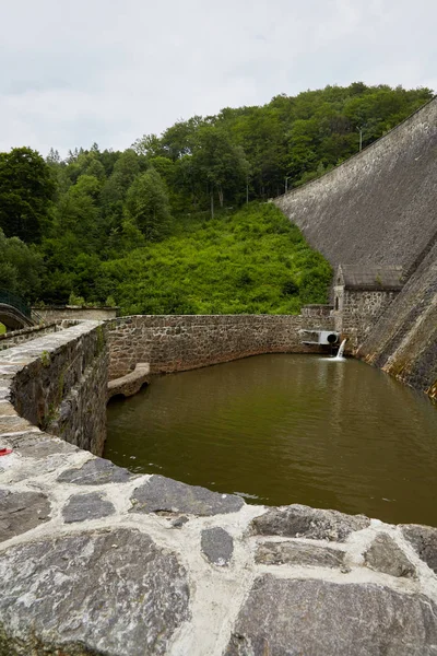 Presa histórica alemana en el lago Bystryckie en el suroeste de Polonia — Foto de Stock