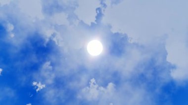 Mavi gökyüzü gün parlak güneş parlıyor