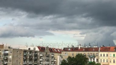 Korkunç kentsel fırtına. Çok güçlü yaz fırtına kasırga kuvvet rüzgarlar yakın ile. Wroclaw, Polonya