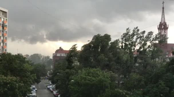 都市嵐は怖い。ハリケーン力の風に近いと非常に強い夏の嵐。ポーランドのヴロツワフ — ストック動画