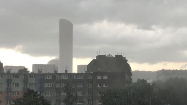Skrämmande urban storm. Mycket stark sommarstorm med nära orkan vindar. Wroclaw i Polen — Stockvideo