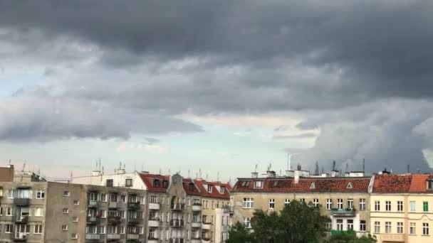 Tormenta urbana aterradora. Tormenta de verano muy fuerte con vientos cercanos a la fuerza del huracán. Wroclaw en Polonia — Vídeo de stock