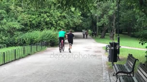 Час відпочинку в громадський парк в Польщі в місті Вроцлав — стокове відео