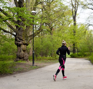 genç kadın koşucu