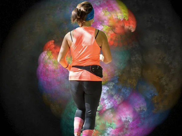 Jovem mulher caminhando para o espaço colorido — Fotografia de Stock