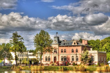 Göl üzerinde muhteşem manor