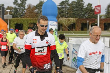 Wroclaw, Polonya - 15 Ekim 2017: Fitness insanlarda rekabet şehir parkta yürüyüşü kursu