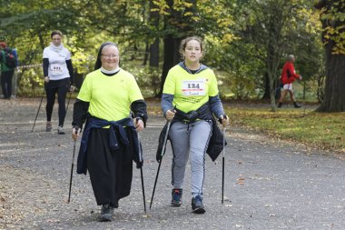 Wroclaw, Polonya - 15 Ekim 2017: Fitness insanlarda rekabet şehir parkta yürüyüşü kursu