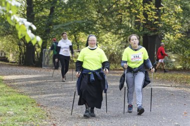 Wroclaw, Polonya - 15 Ekim 2017: Fitness insanlarda rekabet şehir parkta yürüyüşü kursu
