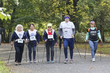 Wroclaw, Polonya - 15 Ekim 2017: Fitness insanlarda rekabet şehir parkta yürüyüşü kursu