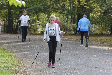Wroclaw, Polonya - 15 Ekim 2017: Fitness insanlarda rekabet şehir parkta yürüyüşü kursu