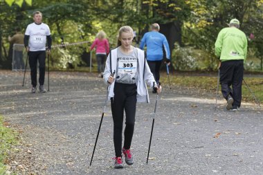 Wroclaw, Polonya - 15 Ekim 2017: Fitness insanlarda rekabet şehir parkta yürüyüşü kursu