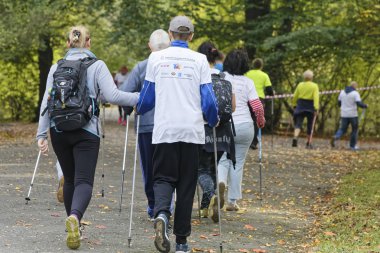 Wroclaw, Polonya - 15 Ekim 2017: Fitness insanlarda rekabet şehir parkta yürüyüşü kursu