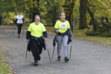 Wroclaw, Polonya - 15 Ekim 2017: Fitness insanlarda rekabet şehir parkta yürüyüşü kursu