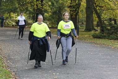 Wroclaw, Polonya - 15 Ekim 2017: Fitness insanlarda rekabet şehir parkta yürüyüşü kursu