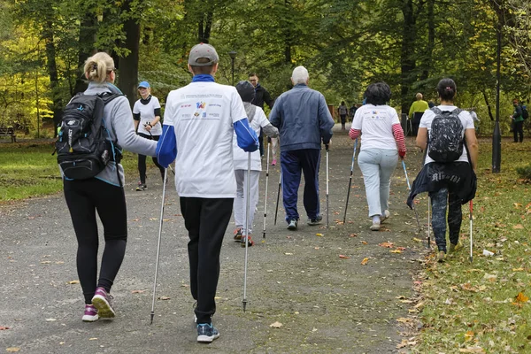 Wroclaw, Polonya - 15 Ekim 2017: Fitness insanlarda rekabet şehir parkta yürüyüşü kursu