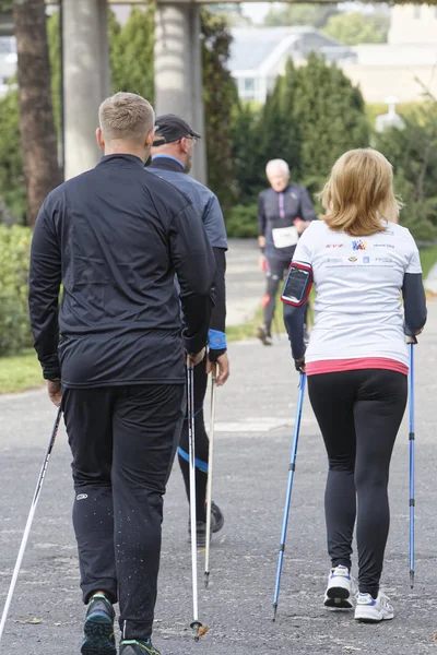 WROCLAW, POLONIA - 15 DE OCTUBRE DE 2017: La gente en el curso de fitness nordic walking competition in the city park — Foto de Stock