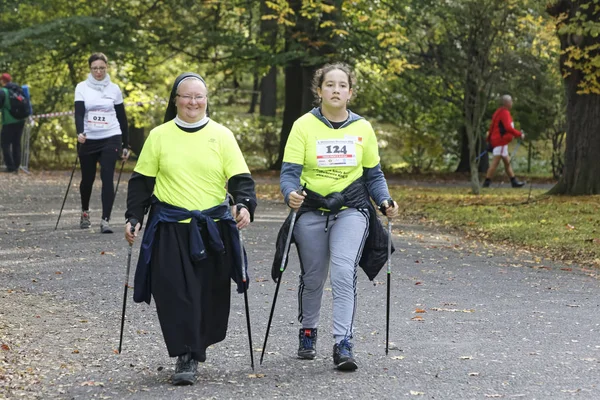 WROCLAW, POLÓNIA - OUTUBRO 15, 2017: Pessoas em curso de fitness competição de caminhada nórdica no parque da cidade — Fotografia de Stock