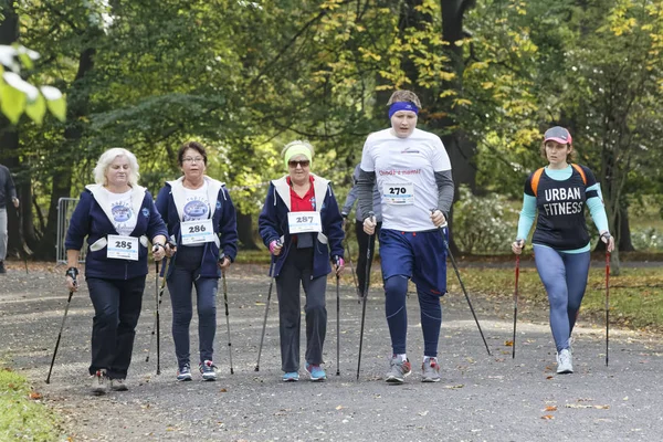 WROCLAW, POLÓNIA - OUTUBRO 15, 2017: Pessoas em curso de fitness competição de caminhada nórdica no parque da cidade — Fotografia de Stock