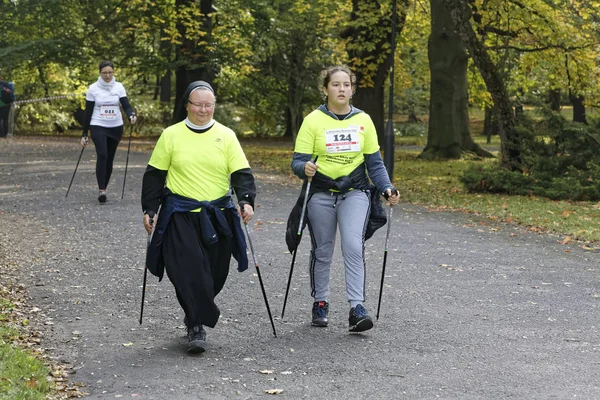 WROCLAW, POLÓNIA - OUTUBRO 15, 2017: Pessoas em curso de fitness competição de caminhada nórdica no parque da cidade — Fotografia de Stock