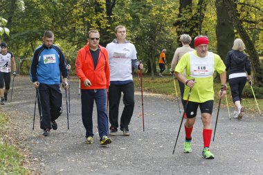Wroclaw, Polonya - 15 Ekim 2017: Fitness insanlarda rekabet şehir parkta yürüyüşü kursu