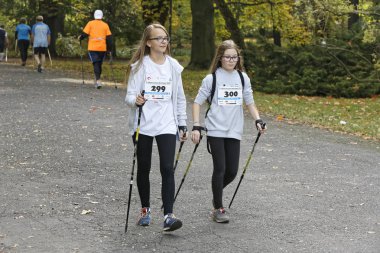 Wroclaw, Polonya - 15 Ekim 2017: Fitness insanlarda rekabet şehir parkta yürüyüşü kursu