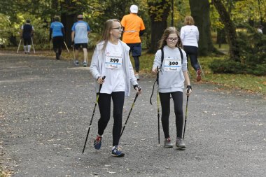 Wroclaw, Polonya - 15 Ekim 2017: Fitness insanlarda rekabet şehir parkta yürüyüşü kursu