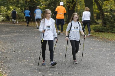Wroclaw, Polonya - 15 Ekim 2017: Fitness insanlarda rekabet şehir parkta yürüyüşü kursu