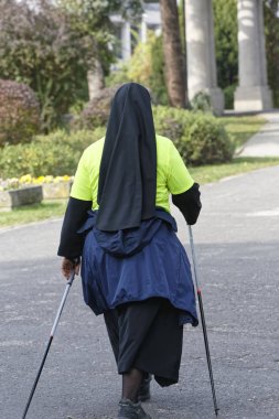 Wroclaw, Polonya - 15 Ekim 2017: Fitness insanlarda rekabet şehir parkta yürüyüşü kursu