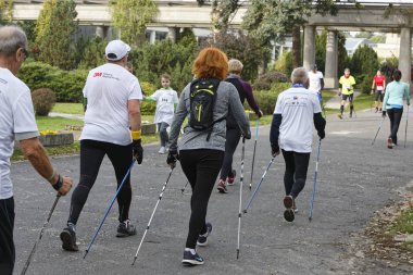 Wroclaw, Polonya - 15 Ekim 2017: Fitness insanlarda rekabet şehir parkta yürüyüşü kursu