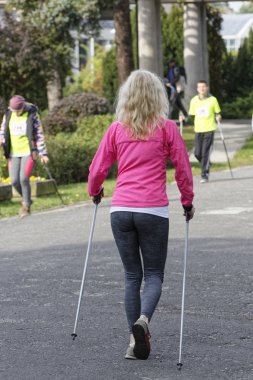 Wroclaw, Polonya - 15 Ekim 2017: Fitness insanlarda rekabet şehir parkta yürüyüşü kursu