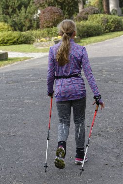 Wroclaw, Polonya - 15 Ekim 2017: Fitness insanlarda rekabet şehir parkta yürüyüşü kursu