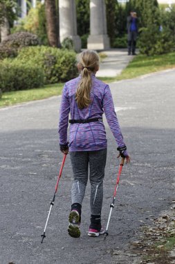 Wroclaw, Polonya - 15 Ekim 2017: Fitness insanlarda rekabet şehir parkta yürüyüşü kursu