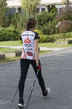 Wroclaw, Polonya - 15 Ekim 2017: Fitness insanlarda rekabet şehir parkta yürüyüşü kursu