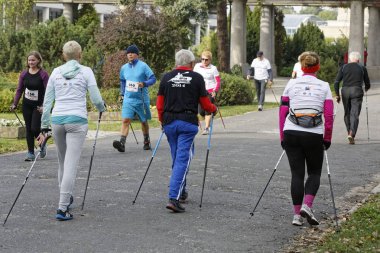 Wroclaw, Polonya - 15 Ekim 2017: Fitness insanlarda rekabet şehir parkta yürüyüşü kursu