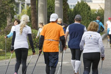 Wroclaw, Polonya - 15 Ekim 2017: Fitness insanlarda rekabet şehir parkta yürüyüşü kursu