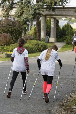 Wroclaw, Polonya - 15 Ekim 2017: Fitness insanlarda rekabet şehir parkta yürüyüşü kursu