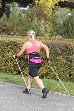 Wroclaw, Polonya - 15 Ekim 2017: Fitness insanlarda rekabet şehir parkta yürüyüşü kursu
