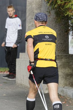 Wroclaw, Polonya - 15 Ekim 2017: Fitness insanlarda rekabet şehir parkta yürüyüşü kursu