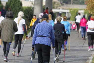 Wroclaw, Polonya - 15 Ekim 2017: Fitness insanlarda rekabet şehir parkta yürüyüşü kursu