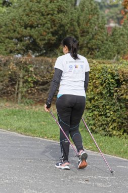 Wroclaw, Polonya - 15 Ekim 2017: Fitness insanlarda rekabet şehir parkta yürüyüşü kursu